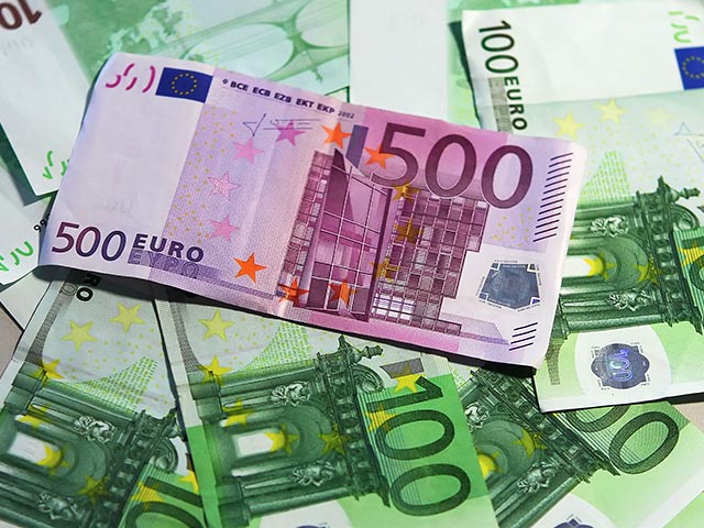 Долговой кризис в еврозоне подорвал стратегические позиции единой европейской валюты в ее борьбе с долларом за влияние в мировой финансовой системе