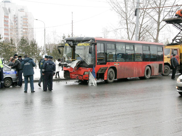В Казани утром в понедельник произошло страшное ДТП: маршрутный автобус врезался в фонарный столб, а следом - в группу людей