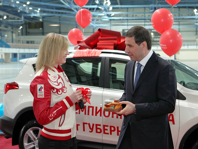 Чемпионка мира Фаткулина получила от челябинского губернатора Юревича новую Toyota RAV-4