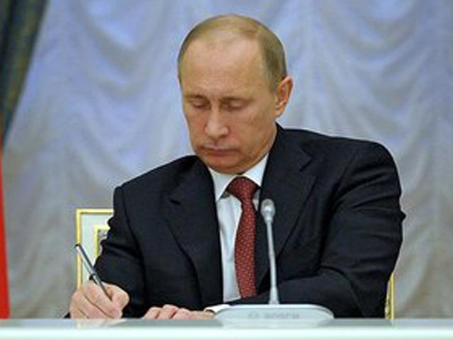Президент России Владимир Путин подписал указы о введении дополнительных мер по контролю за доходами и имуществом, в том числе, зарубежным, ряда государственных служащих