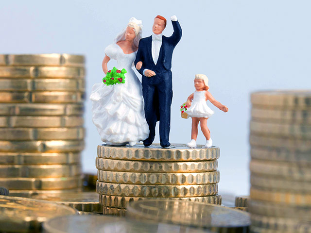 Женатые мужчины обычно зарабатывают больше, чем их неженатые коллеги
