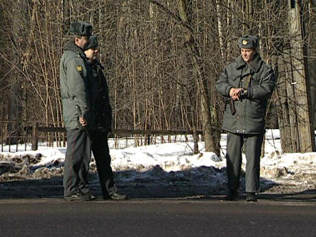 В Москве преступник бросил угнанный внедорожник, оставив спавшего в нем малыша невредимым