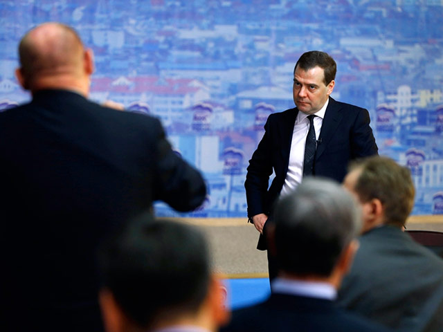 Премьер-министр РФ Дмитрий Медведев и лидер "Единой России" продолжил делиться опытом с коллегами по цеху на встрече с партийной ячейкой в Якутске