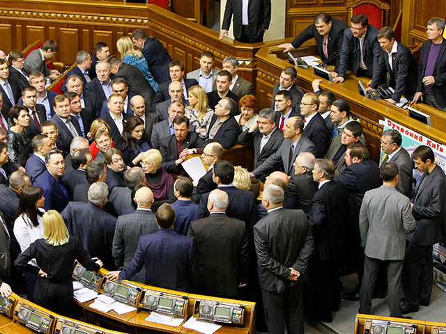 Депутаты от оппозиции в очередной раз блокировали трибуну и президиум Верховной Рады Украины до конца вторника, а в среду готовы на переговоры с Партией регионов