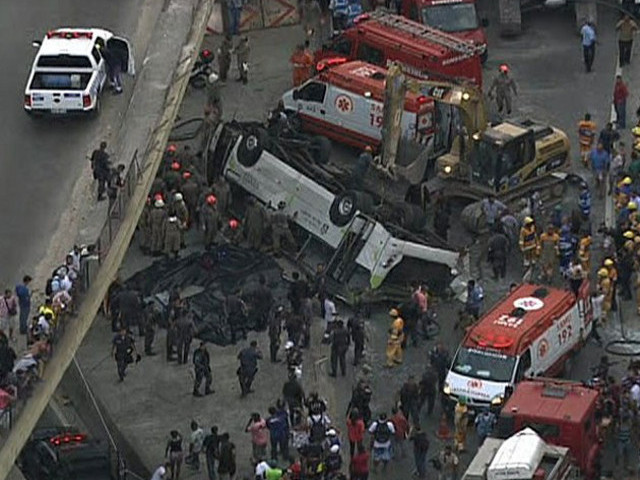 На одной из центральных магистралей Рио-де-Жанейро автобус потерял управление на многоуровневой развязке и упал вниз с эстакады десятиметровой высоты
