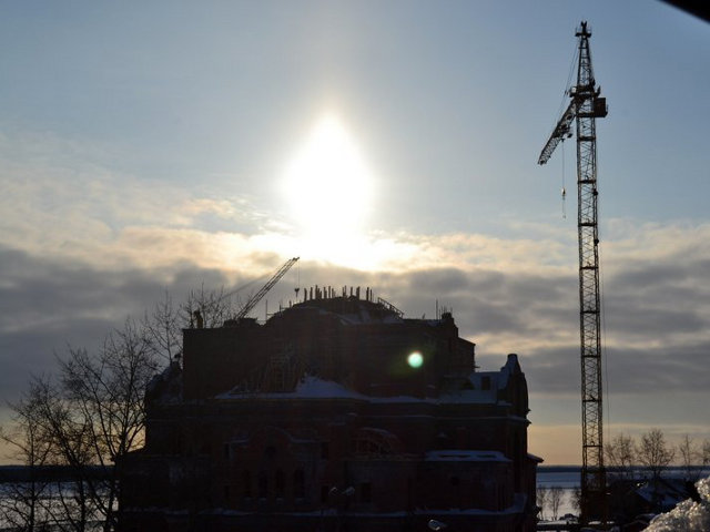 В небе над строящимся православным собором в Архангельске запечатлели сияющий купол