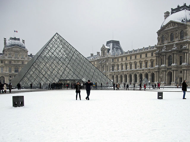 Новым директором самого посещаемого музея планеты - парижского Лувра - станет 49-летний Жан-Люк Мартинес, говорится в сообщении пресс-службы музея