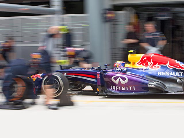 Механики команды Red Bull, выступающей в чемпионате мира по автогонкам класса "Формула-1", установили в ходе Гран-при Малайзии новый мировой рекорд по скорости пит-стопов. Причем в ходе одной гонки предыдущее достижение было побито пять раз подряд