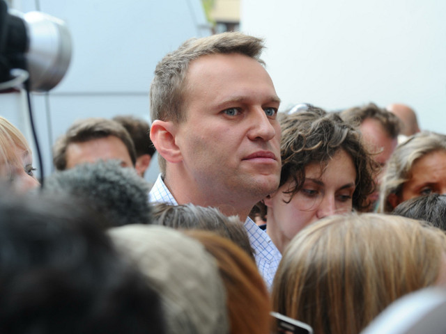 Оппозиционер и блоггер Алексей Навальный становится все более известным среди россиян, однако его электоральный рейтинг падает, и верят ему все меньше соотечественников, показывают исследования социологов