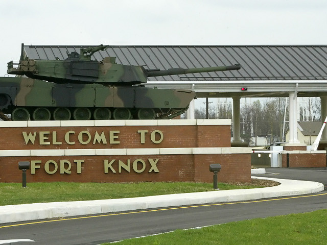 На базе Армии США Форт-Нокс, расположенной в 50 км к юго-западу от города Луисвилл (штат Кентукки), прогремели выстрелы
