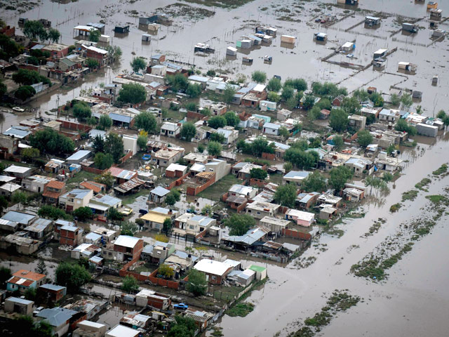 48 человек погибли в результате наводнения в аргентинском городе Ла Плата, еще три тысячи эвакуированы