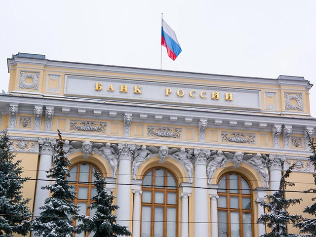Несмотря на давление правительства, ЦБ РФ 2 апреля оставил без изменений учетную ставку (8,25%) по причине "риска инфляции"