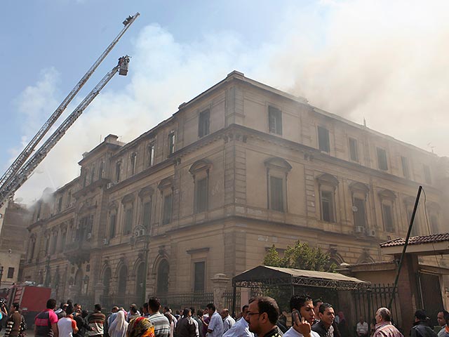 Странный инцидент произошел 4 апреля в египетском окружном суде. В здании суда вспыхнул пожар, который уничтожил многие тома с материалами различных рассматриваемых дел