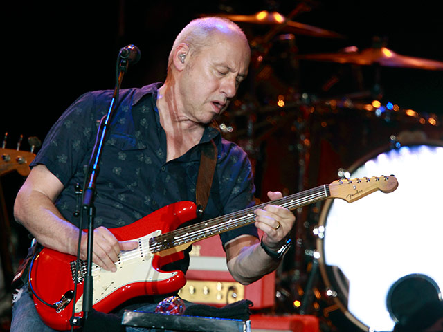 Основатель группы Dire Straits, британский певец и гитарист Марк Нопфлер отменил июньские концерты в Москве и Санкт-Петербурге