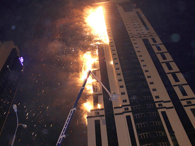 Вспыхнувший пожар в одном из зданий комплекса "Грозный-сити" был успешно потушен ночью, а утром следующего дня жители столицы Чечни смогли увидеть результаты происшествия