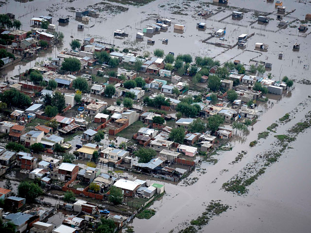 Разбушевавшаяся стихия в Аргентине, где произошло сильнейшее наводнение, унесла жизни 49 человек, а пропавшими без вести числятся более 20 человек