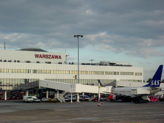 В международном аэропорту Варшавы строители обнаружили предмет, напоминающий авиационную бомбу времен Второй мировой войны