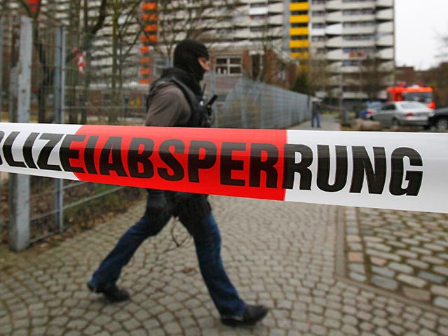 В пятницу полиция Кельна в Германии оцепила детский сад, в котором мужчина, вооруженный ножом, удерживает заложника. В руках у преступника оказался директор дошкольного учебного заведения