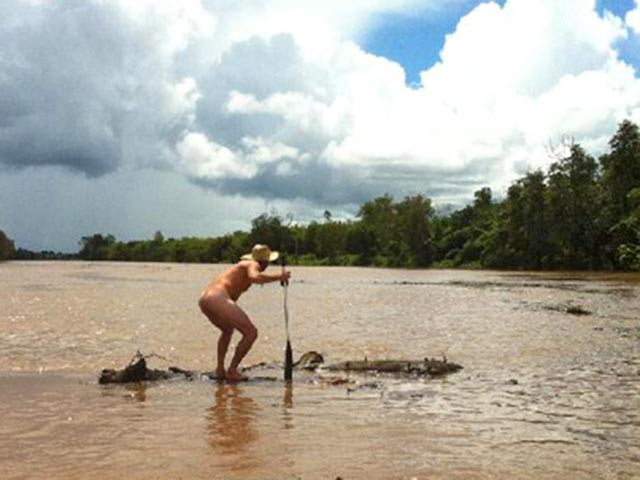 Австралиец на рыбалке рискнул жизнью ради двух ящиков виски: приехав на "большую крокодилью реку" Дели, он согласился на спор сплавать по течению на бревне