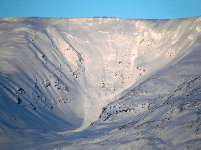 В горах Хакасии снежной лавиной накрыло туристов