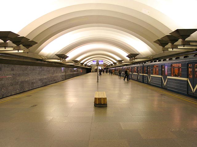 Станция "Площадь Мужества"