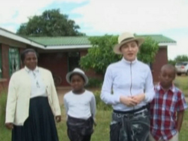 Американская поп-дива Мадонна проинспектировала профинансированные ею десять начальных школ в Малави