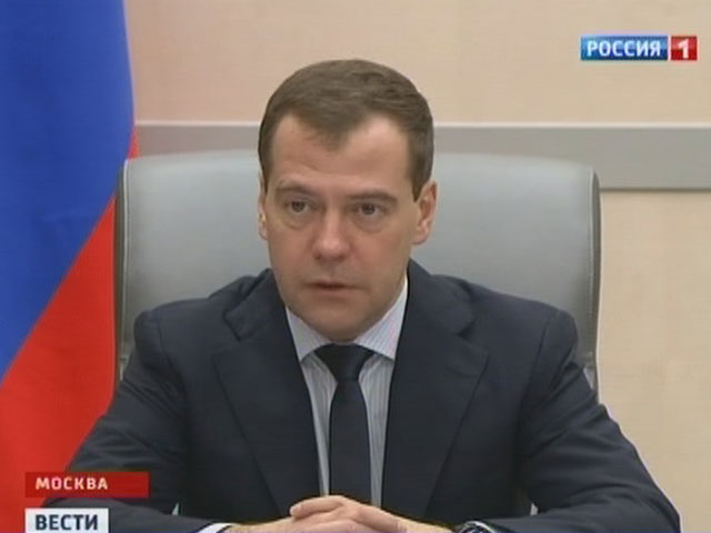 Премьер-министр Дмитрий Медведев признал, что рост производства в России в начале этого года замедлился