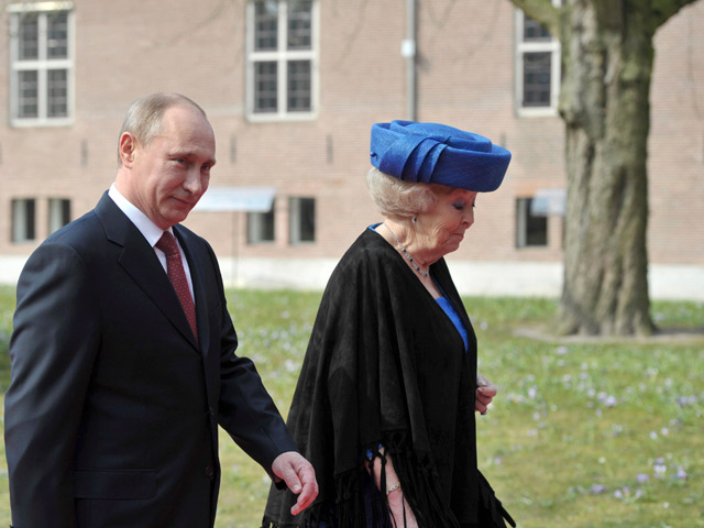 Российско-голландская встреча президента Владимира Путина и королевы Беатрикс в рамках открытия Года России в Нидерландах и Года Нидерландов в России проходит на странном фоне