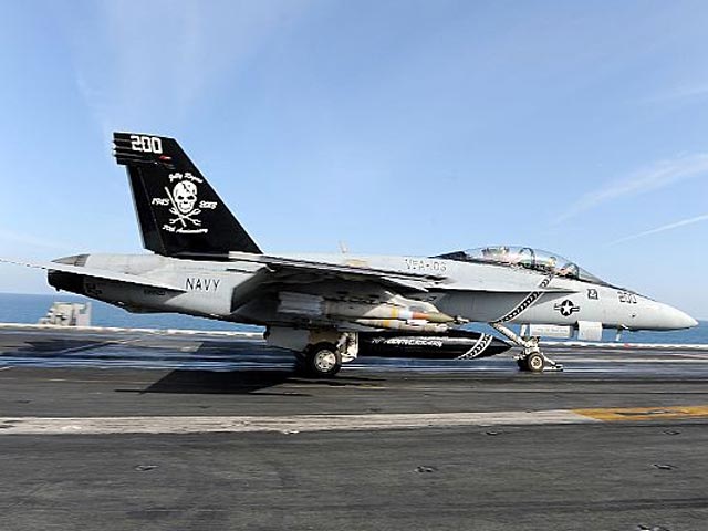 Истребитель ВСМ США F/A-18 Super Hornet потерпел крушение в Аравийском море. Во время полета выяснилось, что самолет неисправен, и пилотам пришлось срочно спасаться