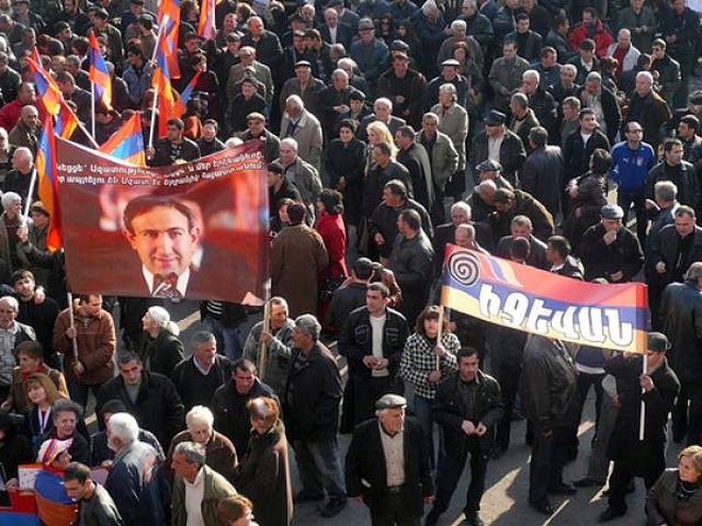 В столице Армении бушуют страсти: сторонники оппозиционной партии "Наследие", не согласные с результатами президентских выборов, вышли на митинг, который грозит перерасти в масштабные столкновения