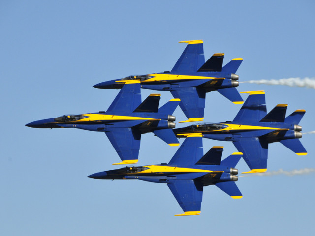 Элитное подразделение авиации ВМС США "Голубые ангелы" в ближайшие месяцы не будет участвовать в праздничных демонстрационных полетах и международных авиасалонах