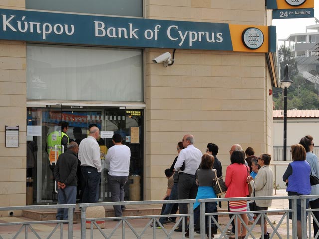 Кипр разрешил банковские переводы внутри страны на сумму до 300 тысяч евро