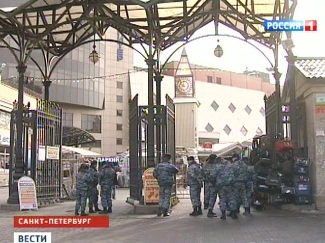 Петербургская полиция в ходе облавы на Сенном рынке задержала почти четыре сотни человек