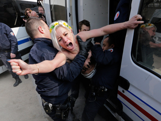 Активисток объединения Femen хотят привлечь к ответственности за сожжение фо Франции салафитского флага