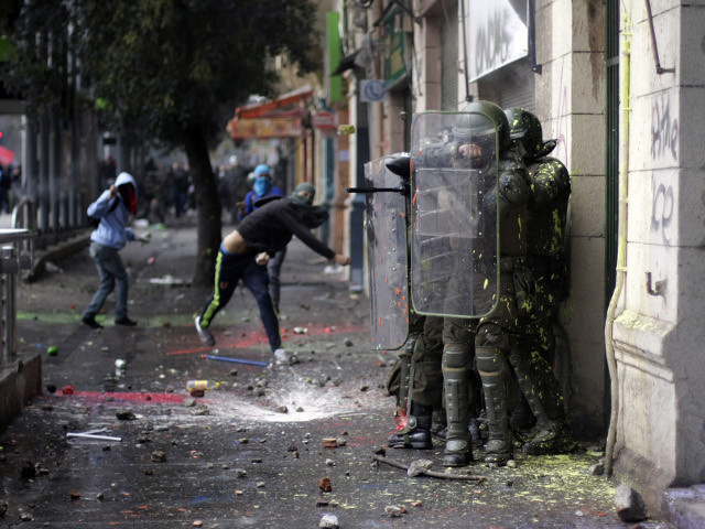 Чилийская полиция задержала 109 участников манифестации школьников и студентов, которая прошла в центре Сантьяго