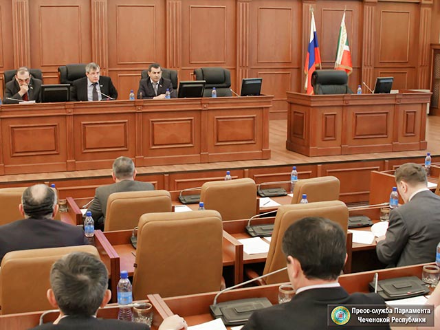 Депутаты Заксобрания Чечни приняли закон, который запрещает продажу слабоалкогольных энергетических напитков типа "Jaguar" на территории Республики и ограничивает продажу безалкогольных энергетиков