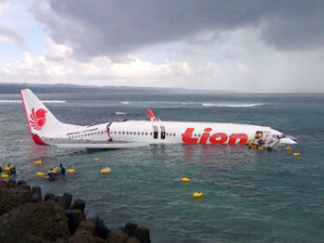 На индонезийском острове Бали самолет выкатился с взлетно-посадочной полосы, и остановился лишь в море