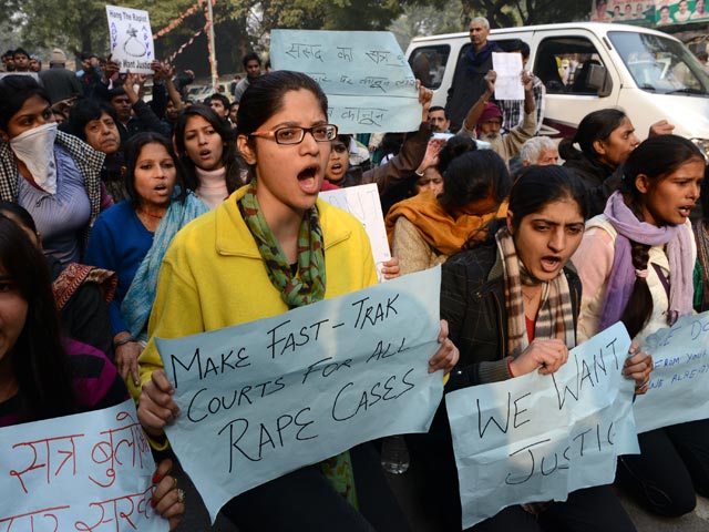 В индийской столице водитель изнасиловал в автобусе 10-летнюю девочку