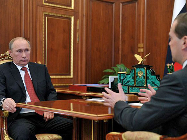 Президент Владимир Путин и премьер Дмитрий Медведев договорились провести специальную встречу с участием экономического блока правительства, членов администрации Кремля и экспертов для обсуждения перспектив российской экономики
