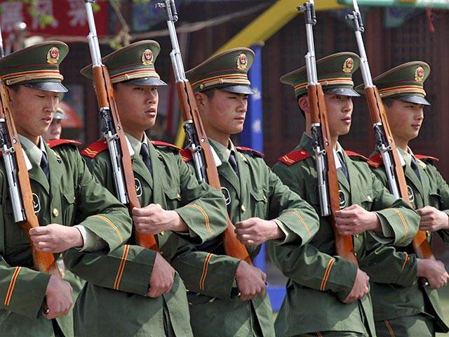 Китайская армия остается самой большой в мире и более чем в два раза превосходит российскую, свидетельствуют данные, опубликованные в "Белой книге" Министерства обороны КНР