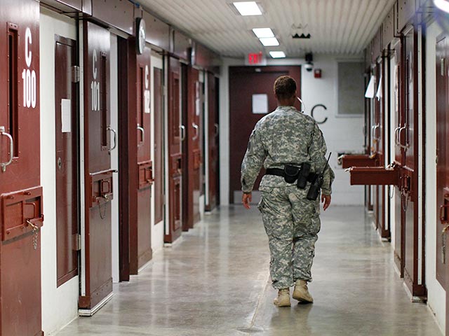 На фоне столкновений в военной тюрьме на базе США в Гуантанамо, где заключенные голодают уже третий месяц, американские правозащитники вступились за узников