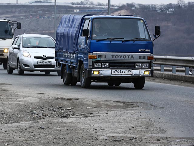 Очередная проблема возникла на дороге, построенной к саммиту АТЭС-2012 во Владивостоке - движение осложняет огромная яма
