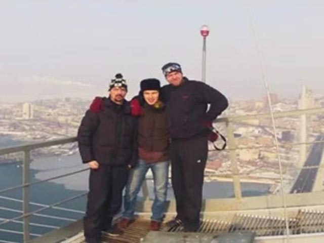Полиция Владивостока разыскивает очередных покорителей 226-метровых пилонов моста через бухту Золотой Рог. "Экстремалы" выложили короткое видео своего восхождения на верхнюю площадку пилона в YouTube