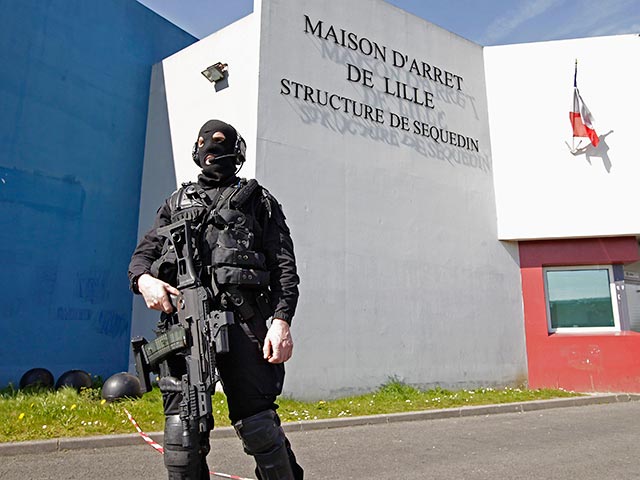 Полиция Франции ищет преступника, совершившего в минувшую субботу побег из тюрьмы Секеден в Лилле. При этом заключенный взял в заложники пять человек и взорвал серию бомб, начиненных динамитом