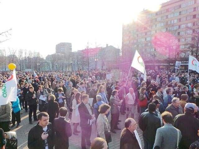 В Москве проходит митинг в поддержку Алексея Навального, первое заседание суда над которым по делу "Кировлеса" чрезвычайно быстро окончилось в Кирове в среду