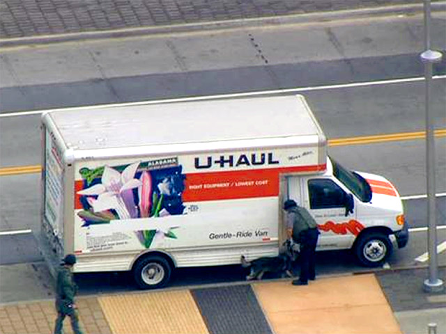 Теракт с двумя взрывами в Бостоне сделал американцев мнительными: жители Оклахома-сити сообщили полицейским, что у мэрии города припаркован подозрительный фургон, в котором может быть взрывчатка