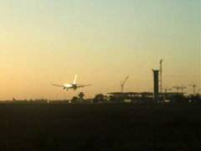 Пассажирский самолет ливийской частной авиакомпании "Аль-Бурак" (Buraq Air) подвергся обстрелу во время захода на посадку в аэропорту Триполи