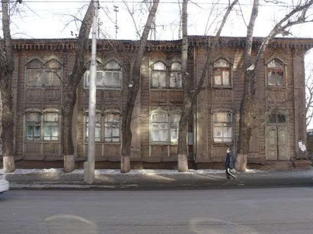 Деревянный двухэтажный дом на проспекте Фрунзе был построен в 1872 году, он известен как "солдатская синагога" и имеет статус объекта культурного наследия регионального значения
