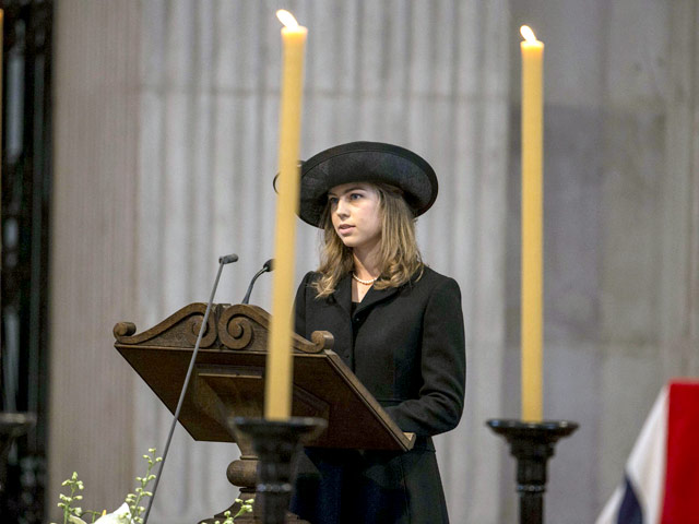 19-летняя внучка Маргарет Тэтчер Аманда оказалась в центре внимания на похоронах бабушки, которые прошли накануне в Лондоне