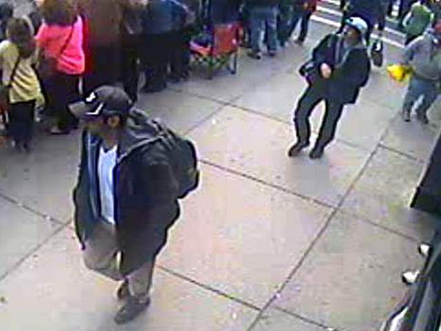 ФБР представило фотографии двух подозреваемых в совершении теракта в Бостоне. Один из них смуглый мужчина в кепке черного цвета, другой: белый мужчина в белой кепке, надетой козырьком назад